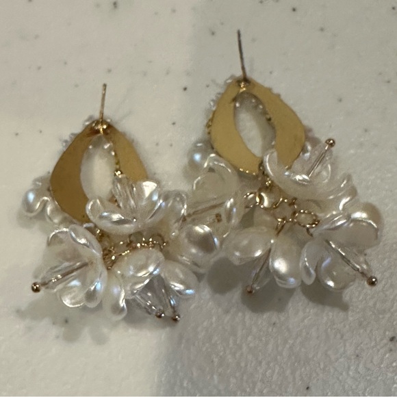 NWT Rachel Parcell Earrings iridescent white flowers w/ cubic zirconia crystals - Picture 10 of 11